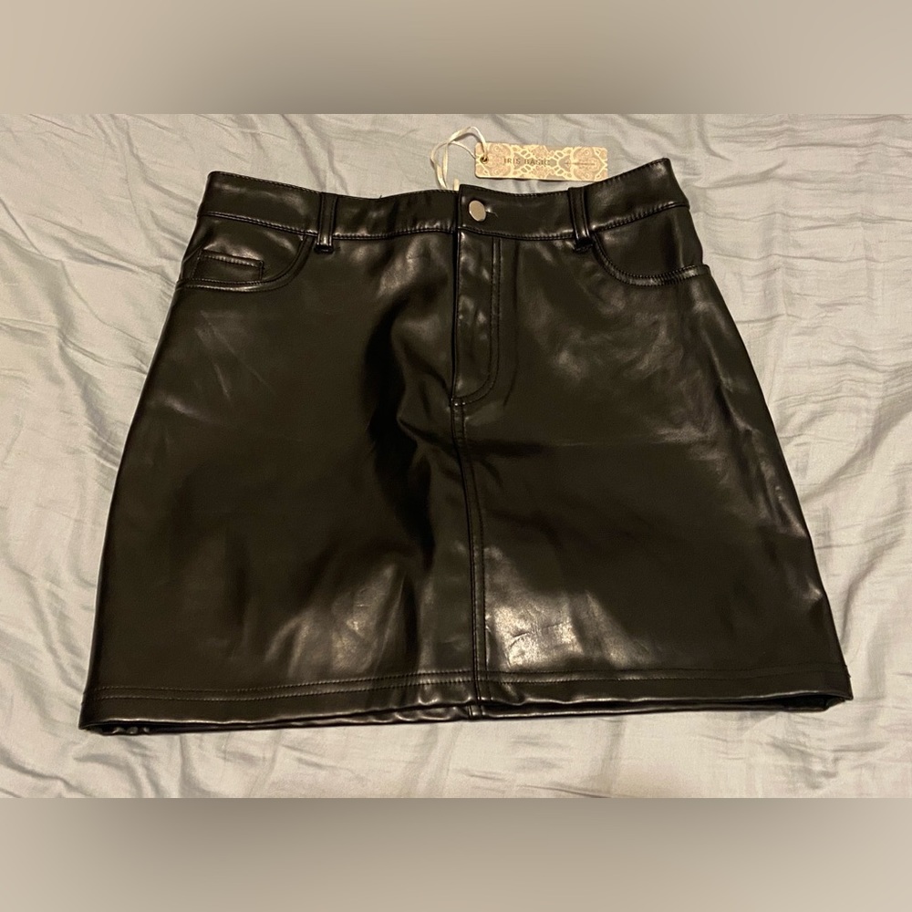 Black “Iris Basic” Faux Leather Skirt (Size M)